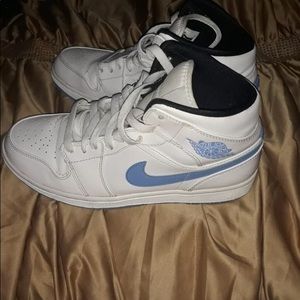 Air Jordan 1 UNC Mid